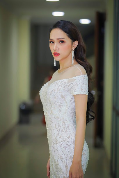 Hoa hậu Hương Giang gây chú ý khi tham gia chương trình Dấu ấn và khát vọng - Ảnh 6.