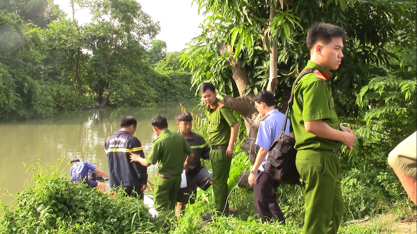 [Ảnh hiện trường]: Người nhái quần thảo trên sông Đồng Nai tìm 3 người trong gia đình mất tích - Ảnh 4.