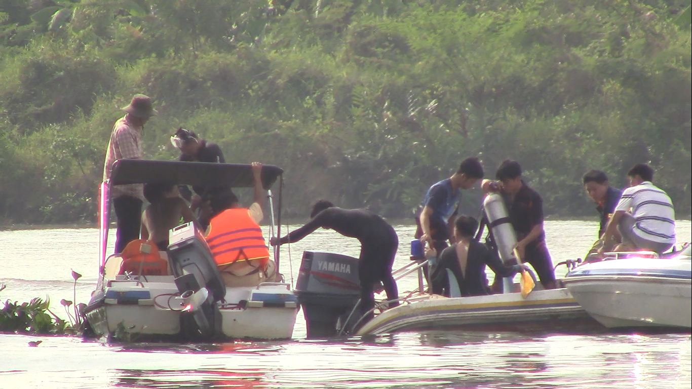 [Ảnh hiện trường]: Người nhái quần thảo trên sông Đồng Nai tìm 3 người trong gia đình mất tích - Ảnh 6.