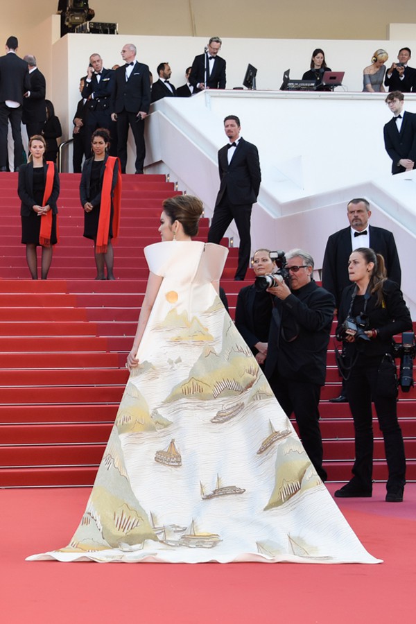 Trên thảm đỏ LHP Cannes 2018, sao Việt mặc nóng bỏng hơn cả sao quốc tế - Ảnh 11.