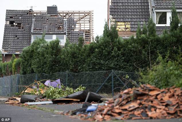 Cận cảnh lốc xoáy phá hủy 50 ngôi nhà ở Đức - Ảnh 4.