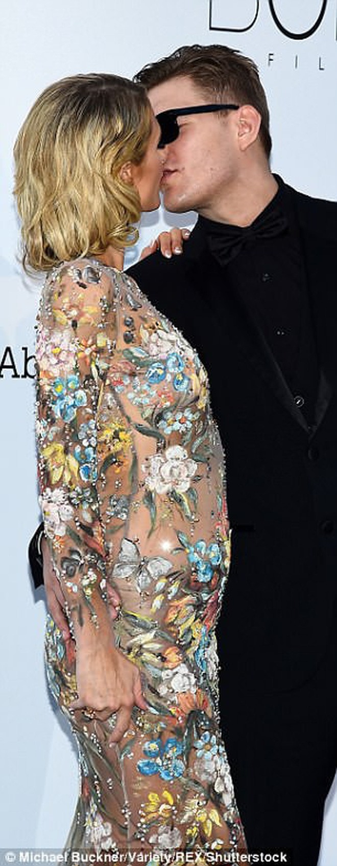 Vị hôn phu tuyệt vời của Paris Hilton: Cúi mình chỉnh váy cho vợ tạo dáng trước nhiều con mắt - Ảnh 3.