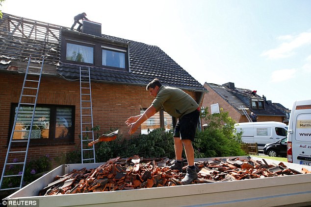 Cận cảnh lốc xoáy phá hủy 50 ngôi nhà ở Đức - Ảnh 7.