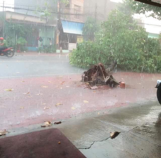 Mưa đá, gió lốc thổi bay nhiều nhà dân ở Đồng Nai và Bình Dương  - Ảnh 3.