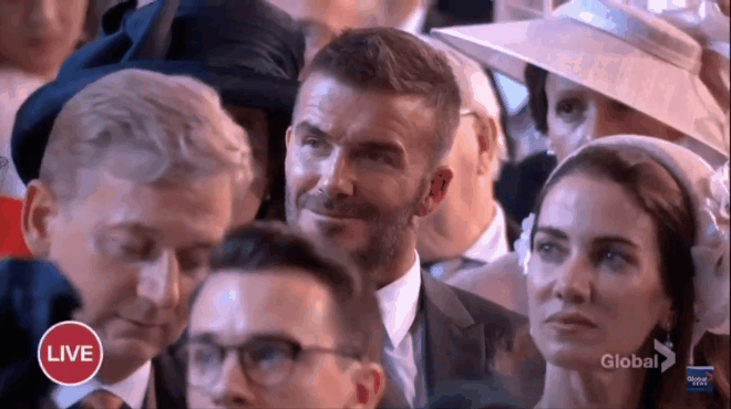 Hành động lạ gây chú ý của vợ chồng Beckham trong đám cưới hoàng tử Anh - Ảnh 2.