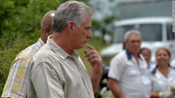 Chủ tịch Cuba Miguel Diaz-Canel thị sát hiện trường vụ tai nạn máy bay ở Cuba.