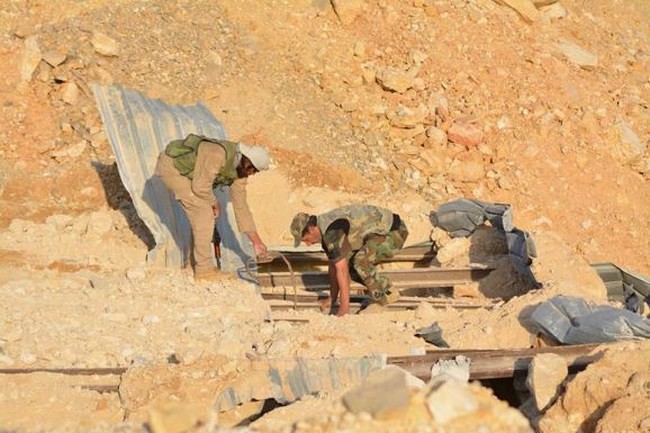 Quân đội Syria chiếm giữ kho vũ khí khủng và tên lửa đạn đạo của phe thánh chiến ở Qalamoun - Ảnh 5.