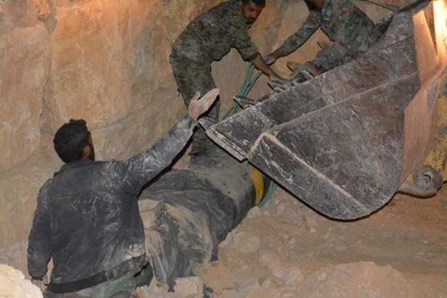 Quân đội Syria chiếm giữ kho vũ khí khủng và tên lửa đạn đạo của phe thánh chiến ở Qalamoun - Ảnh 6.