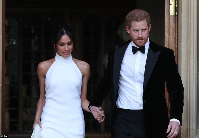 Váy trắng tinh tế cùng khuyên tai có giá 1,5 tỷ, tân công nương Meghan Markle thu hút mọi con mắt tại buổi tiệc sau lễ cưới  - Ảnh 2.