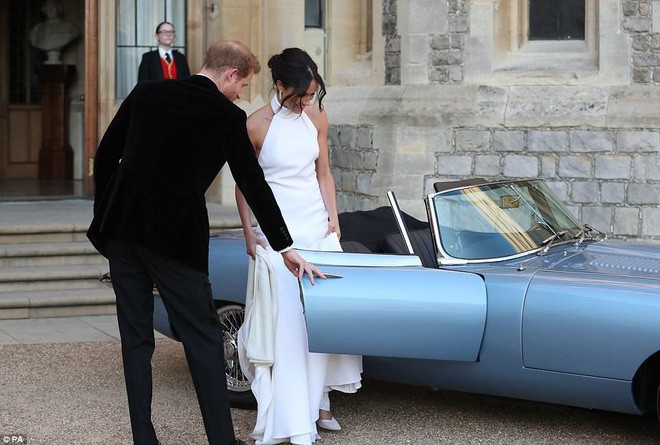 Váy trắng tinh tế cùng khuyên tai có giá 1,5 tỷ, tân công nương Meghan Markle thu hút mọi con mắt tại buổi tiệc sau lễ cưới  - Ảnh 4.