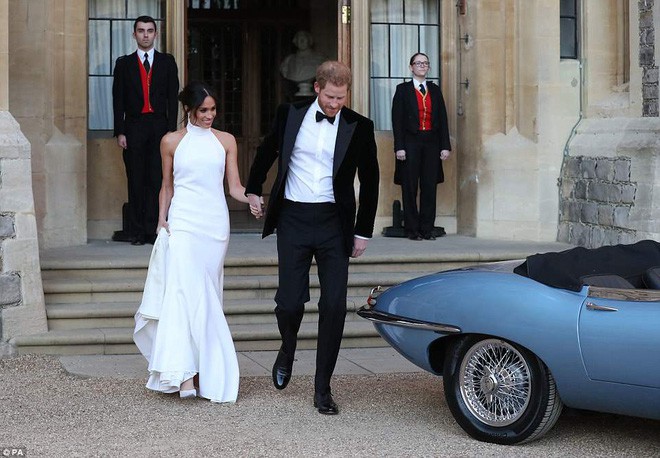 Váy trắng tinh tế cùng khuyên tai có giá 1,5 tỷ, tân công nương Meghan Markle thu hút mọi con mắt tại buổi tiệc sau lễ cưới  - Ảnh 5.