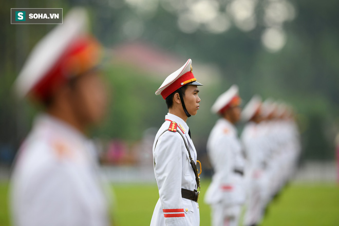 Đại biểu Quốc hội viếng Chủ tịch Hồ Chí Minh - Ảnh 2.