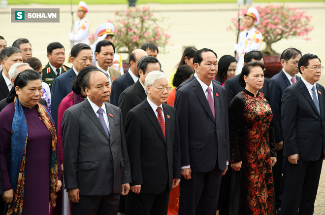 Đại biểu Quốc hội viếng Chủ tịch Hồ Chí Minh - Ảnh 8.