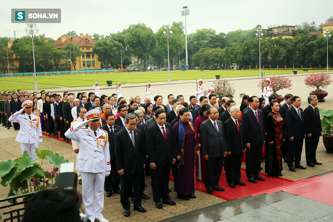 Đại biểu Quốc hội viếng Chủ tịch Hồ Chí Minh - Ảnh 7.