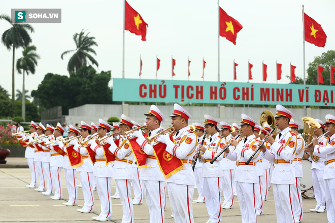 Đại biểu Quốc hội viếng Chủ tịch Hồ Chí Minh - Ảnh 3.