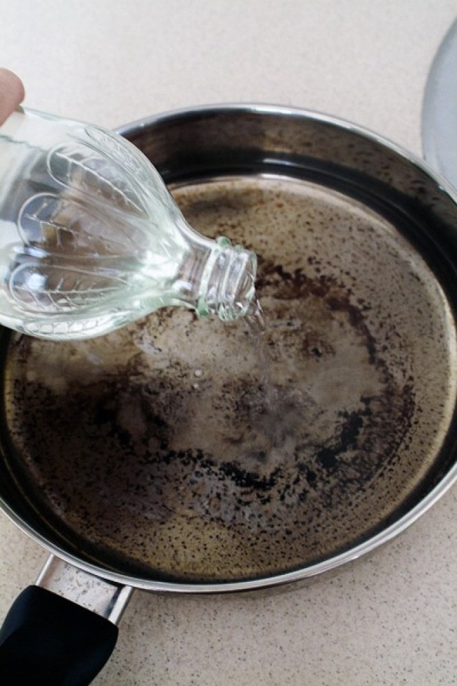 5 cách làm sạch vết bẩn ở xoong, nồi từ những nguyên liệu rẻ tiền sẵn có trong bếp - Ảnh 3.