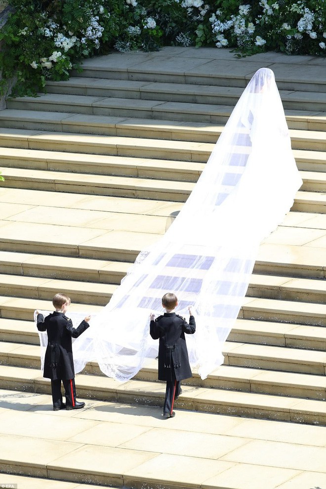 Trông thì tối giản nhưng 2 mẫu váy cưới của Meghan Markle trị giá tới hơn 8 tỷ đồng - Ảnh 3.