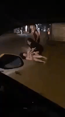 Con ốm, chồng bỏ theo nhân tình bị vợ bắt tại trận khiến cả khu phố náo loạn - Ảnh 1.