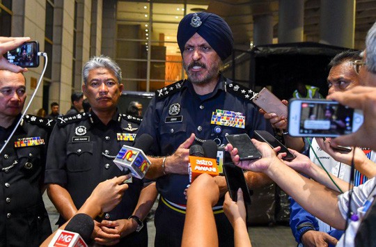Vụ ông Najib: Cảnh sát Malaysia mỏi tay đếm tiền tịch thu được - Ảnh 3.