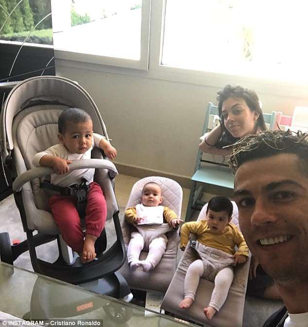 Ronaldo khoe ảnh 3 con nhỏ, trước giờ ra sân tập cho chung kết Champions League - Ảnh 1.