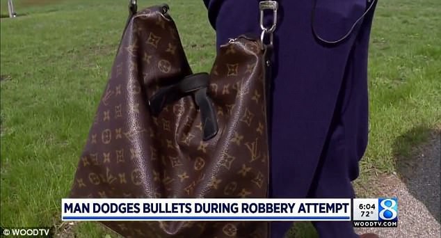 Mỹ: Thanh niên dũng cảm chống lại kẻ cướp có súng, né 3 phát đạn để bảo vệ cái túi Louis Vuitton xịn mới mua - Ảnh 3.