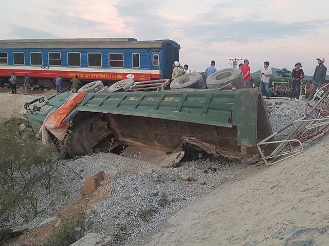 Vụ tai nạn tàu hỏa ở Thanh Hóa: lực lượng chức năng nhanh chóng có mặt tiến hành cứu hộ, cứu nạn.