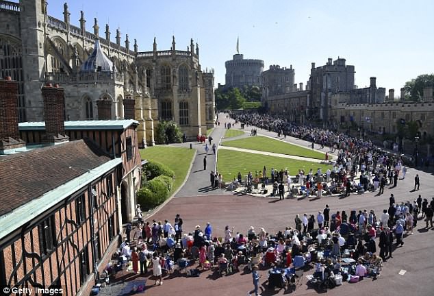 Bên trong túi quà cưới của Hoàng tử Harry và Công nương Meghan có gì đặc biệt mà người phụ nữ rao bán trên ebay với giá hơn 650 triệu đồng? - Ảnh 1.