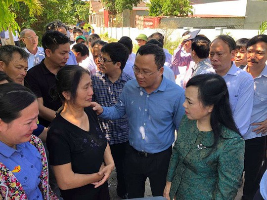 Bộ trưởng Nguyễn Thị Kim Tiến thăm nạn nhân vụ tai nạn đường sắt kinh hoàng - Ảnh 4.