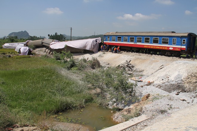 Ông Khuất Việt Hùng vào hiện trường chỉ đạo xử lý vụ lật tàu tại Thanh Hóa - Ảnh 2.