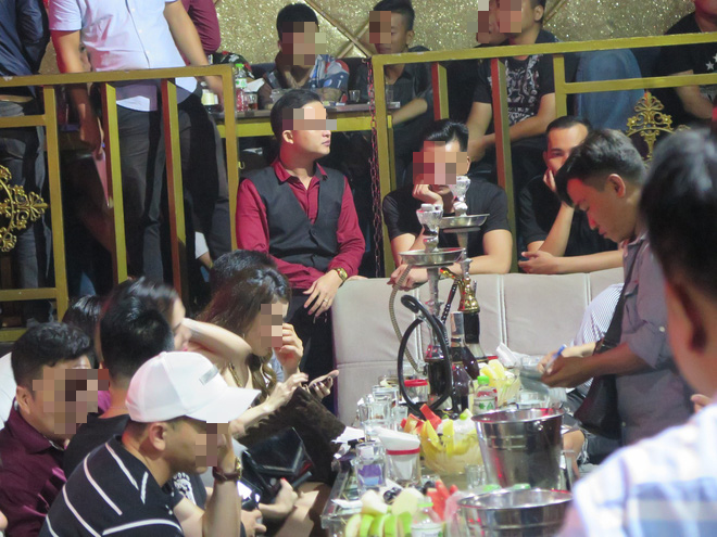 Đột kích quán bar ở trung tâm Sài Gòn, gần 100 dân chơi nghi phê ma túy - Ảnh 1.