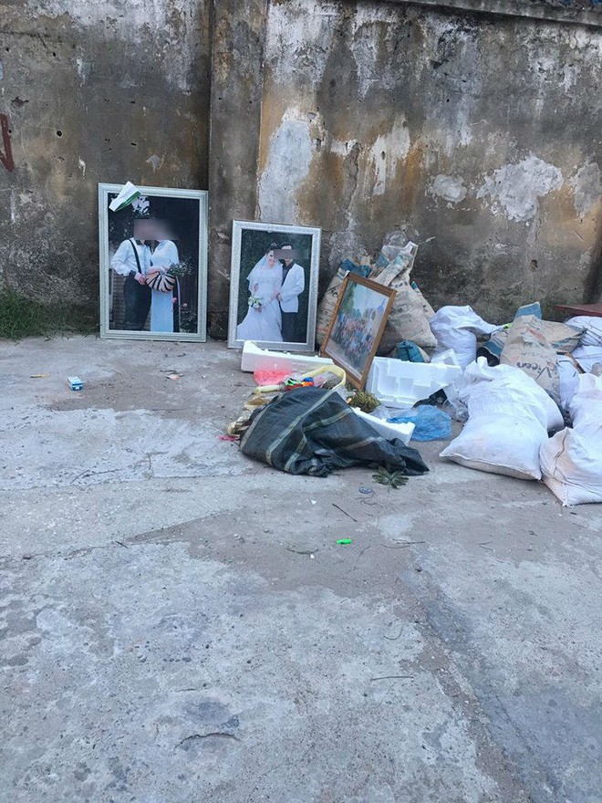 Hai bức ảnh cưới còn rất mới bị vứt chỏng chơ ngay cạnh chỗ để rác khiến dân mạng xôn xao - Ảnh 2.