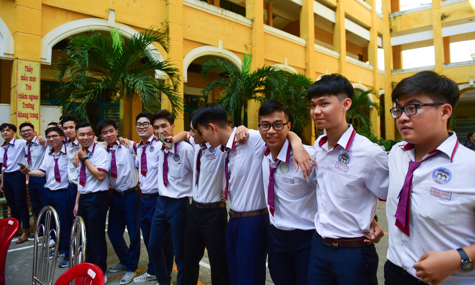 Nước mắt, nụ cười tràn ngập trong lễ trưởng thành của học sinh Sài Gòn - Ảnh 8.
