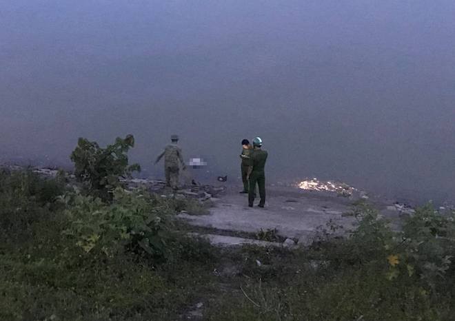 Phát hiện thi thể người đàn ông đang phân huỷ trôi trên sông Lam - Ảnh 2.