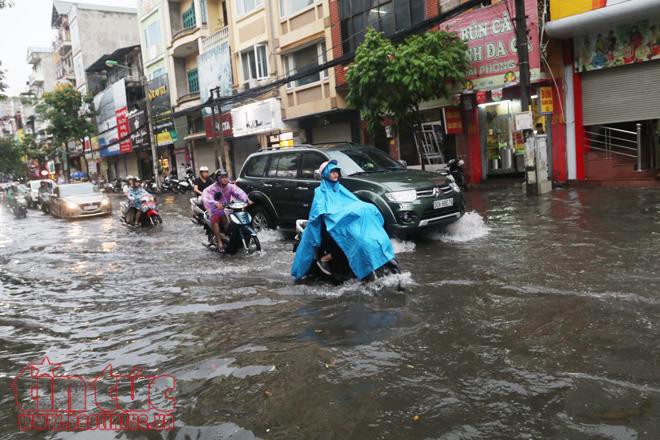 Hà Nội mưa lớn, nhiều tuyến phố ngập sâu - Ảnh 13.