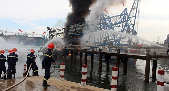 Tàu vỏ thép bốc cháy ngùn ngụt ở cảng Kỳ Hà - Ảnh 2.