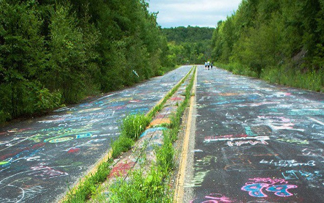 Mãn nhãn con đường graffiti nổi tiếng ở Mỹ nhìn từ không trung - Ảnh 1.