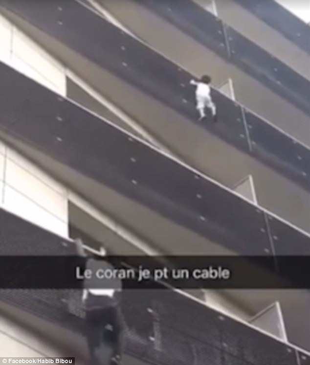 Pháp: Spider man leo thoăn thoắt 4 tầng nhà để giải cứu em bé treo lơ lửng ngoài ban công - Ảnh 1.