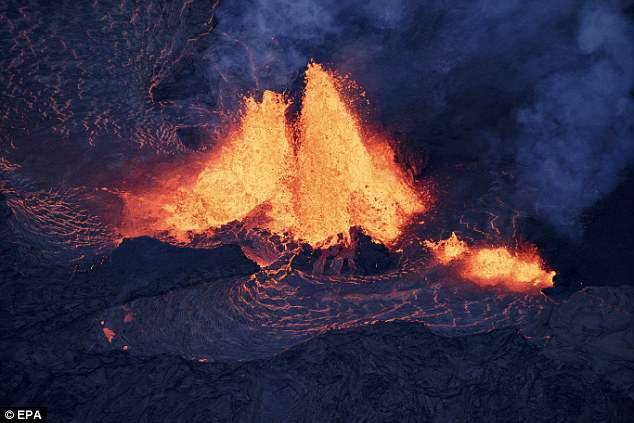 Địa ngục đảo Hawaii những ngày núi lửa phun trào: dung nham tràn xuống tận vườn nhà - Ảnh 5.