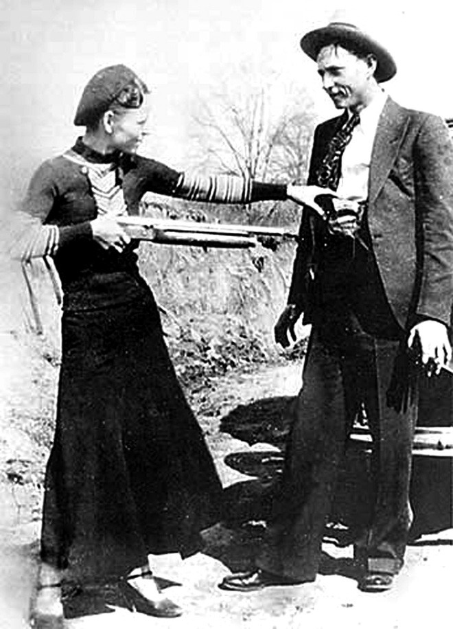 Bonnie và Clyde: Khao khát nổi tiếng nhưng trở thành cặp sát thủ khiến nước Mỹ khiếp sợ, chết đi mới hoàn thành tâm nguyện, được hàng ngàn người đưa tang  - Ảnh 6.