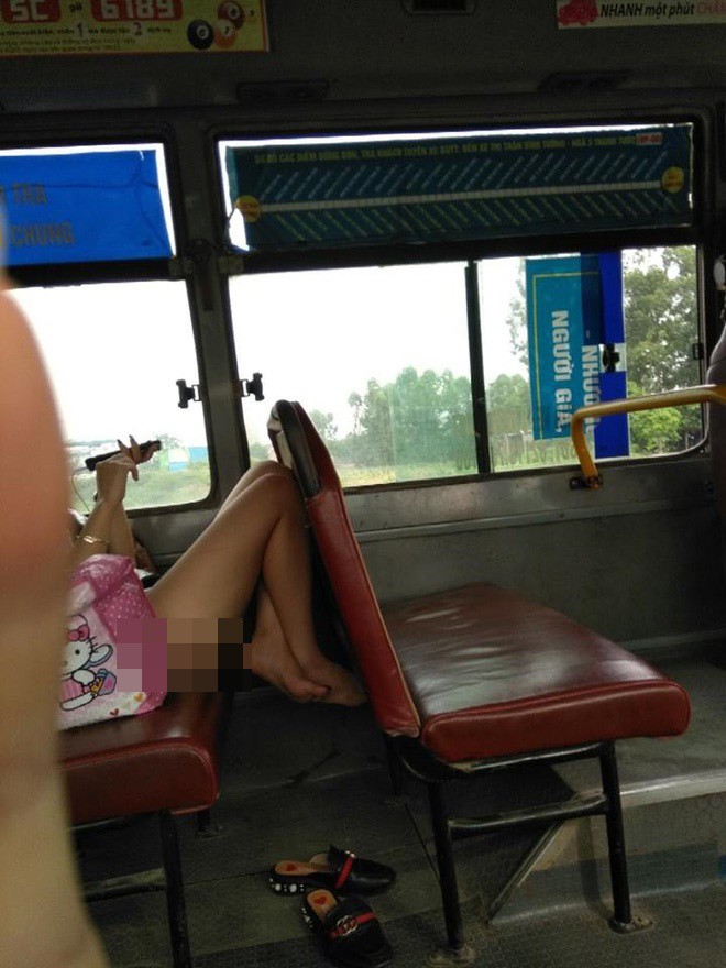 Thấy hình ảnh nhức mắt trên xe buýt, dân mạng tự hỏi quần cô gái ở đâu? - Ảnh 1.
