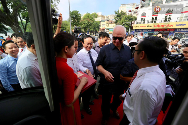 Chính thức khai trương tuyến xe buýt hai tầng mui trần đầu tiên ở Hà Nội: Giá vé 300.000/4h - Ảnh 2.
