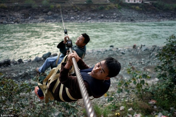 Đu dây cáp vượt sông dữ hàng ngày ở Trung Quốc - Ảnh 4.