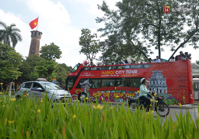 Chính thức khai trương tuyến xe buýt hai tầng mui trần đầu tiên ở Hà Nội: Giá vé 300.000/4h - Ảnh 5.