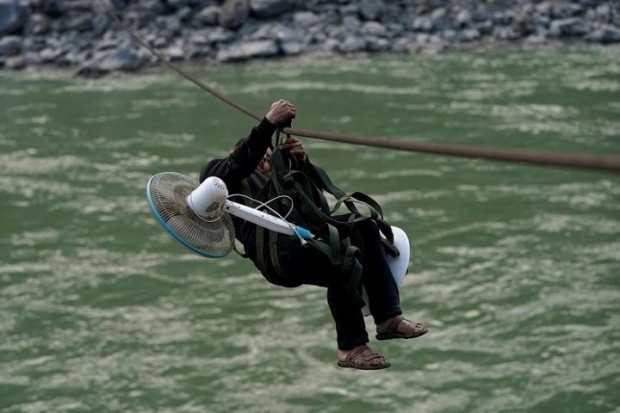 Đu dây cáp vượt sông dữ hàng ngày ở Trung Quốc - Ảnh 7.