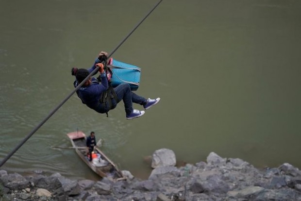 Đu dây cáp vượt sông dữ hàng ngày ở Trung Quốc - Ảnh 8.