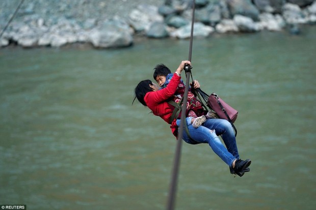 Đu dây cáp vượt sông dữ hàng ngày ở Trung Quốc - Ảnh 11.
