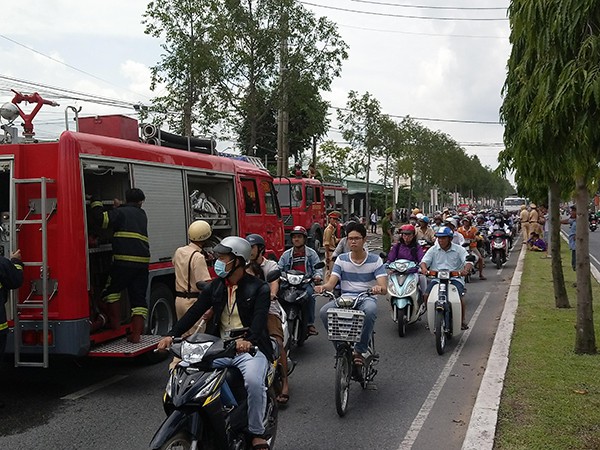 Xe bồn đang bơm xăng vào trạm bốc cháy dữ dội - Ảnh 1.