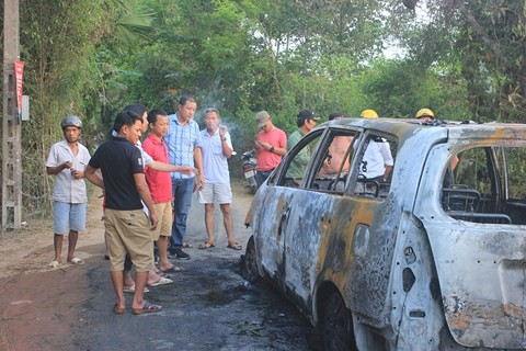 Ô tô Inova bốc cháy ngùn ngụt, cả nhà 7 người may mắn thoát nạn - Ảnh 2.