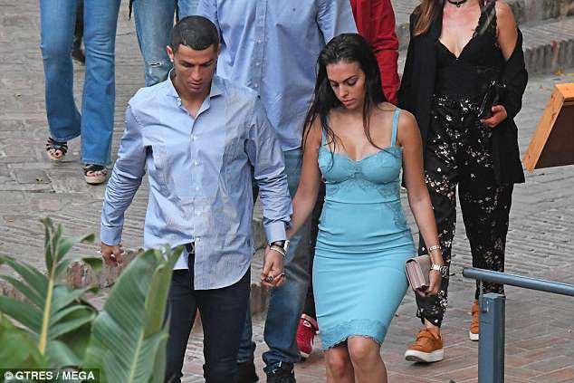 Georgina mặc váy trễ nải, nắm tay Ronaldo trên đường phố - Ảnh 1.