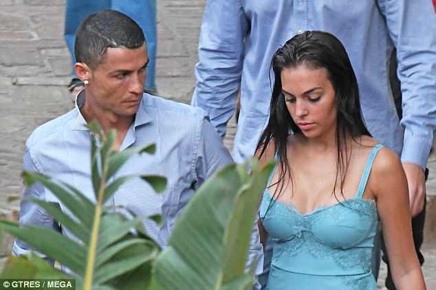 Georgina mặc váy trễ nải, nắm tay Ronaldo trên đường phố - Ảnh 2.